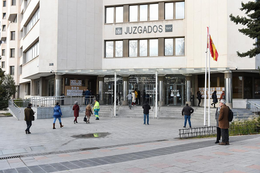 La jueza libra del banquillo al único policía imputado por la patada en la puerta de Velázquez (Madrid)